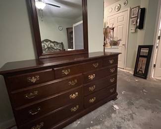 Bedroom set dresser and mirror