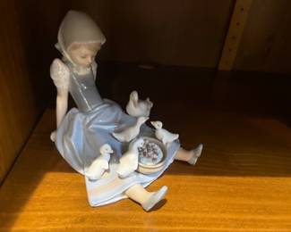 Lladró figurine named "My Hungry Brood" (model number 5074)