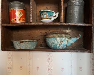 Hanging shelf 
Enamelware pieces 
Snuff can