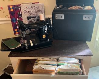 Singer featherweight sewing machine w case 