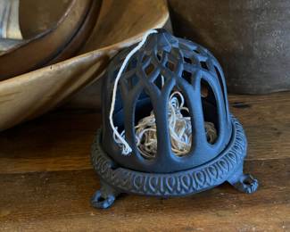 Cast iron string holder 