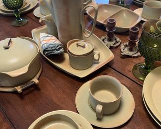 Bennington Potter set
6 pc place setting w serving pcs