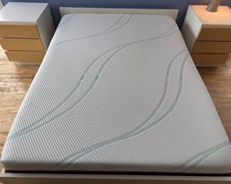 Muurame  Kolmonen Queen Platform Bed with "Like New" Tempur-Pedic LuxeAdapt Queen Mattress Muurame  Kolmonen & 3 Drawer Dresser in White & Birch (31"W x 22"D x 25-1/2"H / 2 Available)