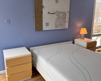 Muurame  Kolmonen Queen Platform Bed with "Like New" Tempur-Pedic LuxeAdapt Queen Mattress Muurame  Kolmonen & 3 Drawer Dresser in White & Birch (31"W x 22"D x 25-1/2"H / 2 Available)