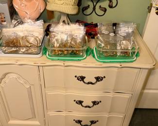 Items Located In The 1st Bedroom (MASTER)