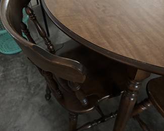 4 CHAIRS AND ROUND TABLE