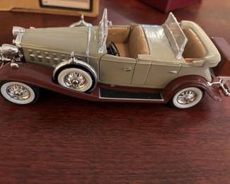 TAUPE AND BROWN 1932 CADILLAC SPORT PHAETON