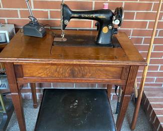 Vintage SINGER Sewing Machine In Wood Cabinet with stool 