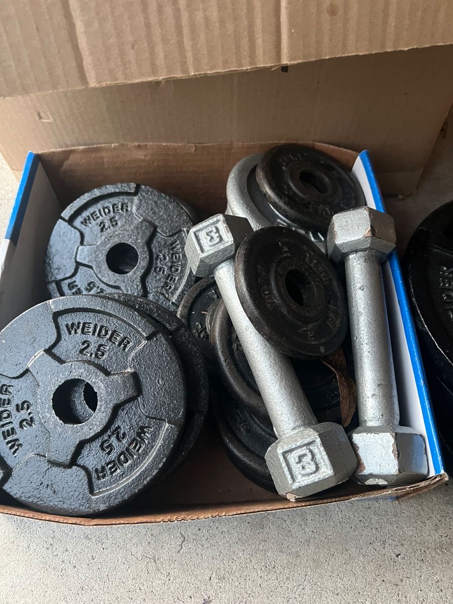Weights discs barbells various sizes. Weight bar for discs available but not shown. 