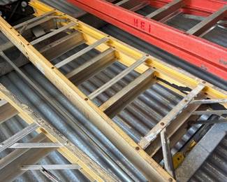 6 FIBERGLASS STEP LADDER