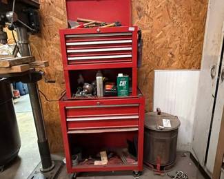 METAL TOOLBOX WITH MISC TOOLS