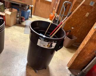 44GAL TRASH CAN ON WHEELS