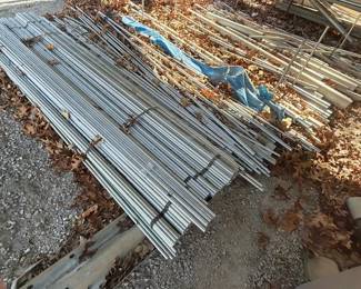 LARGE LOT OF VARIOUS PIPES