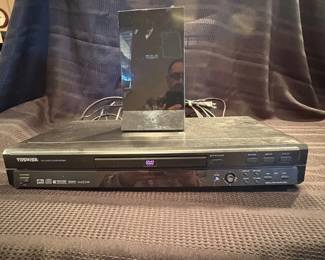 e Toshiba DVD Player and RCA Antenna