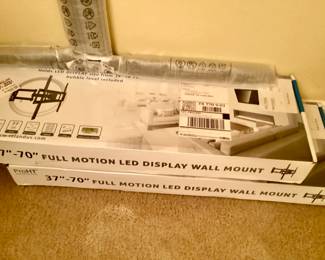 37–70 full motion display wall mount