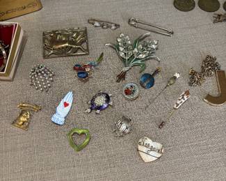 VINTAGE BROOCHES