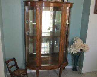 Gorgeous oak curved glass curio w/mirrored back in MINT condition, 5' Tall x 37" wide
