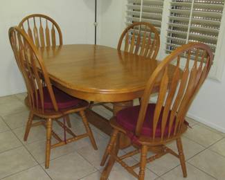 Beautiful solid wood dining table w/two stowaway leaves.