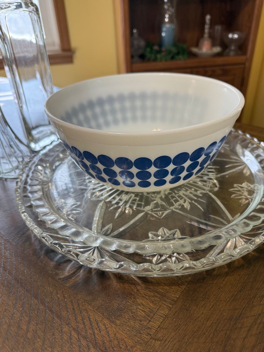 Several vintage Pyrex bowls and designs