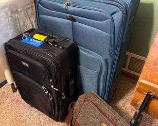 Lots of good condition luggage 
