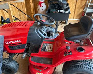Craftsman riding mower. Newer and in great condition 
