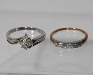 14kt gold Ring size 7 and 10kt white gold cluster ring size 7.5
3.93 grams total weight