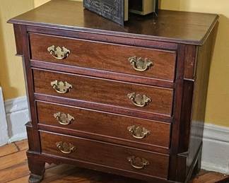 Georgian Mahogany Bachelor Chest.