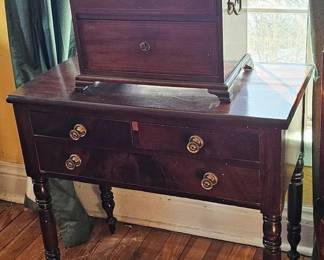 Late 18th Century American Federal Mahogany Parlor / Sewing Table.