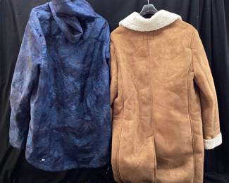 (3) ASSORTED JACKETS, NEW BOOHOO MAN BORG LINED DOUBLE BREASTED TAN OVERCOAT SIZE L, ALL IN MOTION MENS SHERPA IN BLUE SIZE XXL, GAP QUARTER ZIP SIZE L