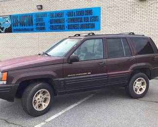 1996 Jeep Grand Cherokee VIN: 1J4GZ78Y9TC212836 Miles: 182443 Engine: 5.2 Color: BURGUNDY 1996 Jeep Grand Cherokee 5.2 Liter 4x4. Mileage 182,443 Power Accessories, Reese Hitch, Wired For Trailer. Has Signs Of Wear And Repair To Interior And Fading Paint Due To Age. Clean Title