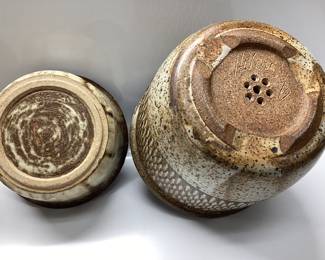 VINTAGE POTTERY BOWLS, DOUBLE HANDLE PITCHER/VASE AND PLANTER. ALL ARE SIGNED BY VARIOUS PEOPLE SEE PHOTOS