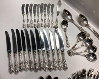  71pc STERLING SILVER REED AND BARTON FRANCIS I PATTERN FLATWARE. THIS LOT FEATURES STERLING SILVER REED AND BARTON FRANCIS I AN ORNATE, RENAISSANCE STYLE INSPIRED BY THE 16th CENTURY. AN INVESTMENT THAT GROWS WITH GENERATIONS. WEIGHTS ARE AS FOLLOWS. SOLID STERLING FLATWARE 2585.48 GRAMS, 5.7 lbs. STERLING SILVER HANDLE FLATWARE 861.83 GRAMS, 1.9 lbs. TOTAL COMBINED WEIGHT 3447.3 GRAMS, 7.6 lbs.