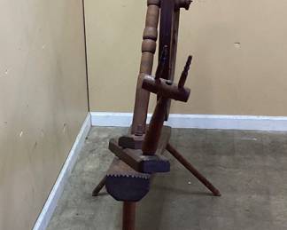 PRIMITIVE COLONIAL SPINNING WHEEL BEAUTIFUL PIECE OF HISTORY. FEATURES A 38 INCH WHEEL. NO SHIPPING PICKUP ONLY