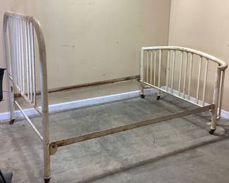 EARLY 20th CENTURY SIMMONS METAL BED, FULL SIZE NO SHIPPING PICKUP ONLY