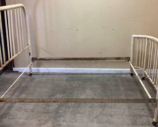 EARLY 20th CENTURY SIMMONS METAL BED, FULL SIZE NO SHIPPING PICKUP ONLY