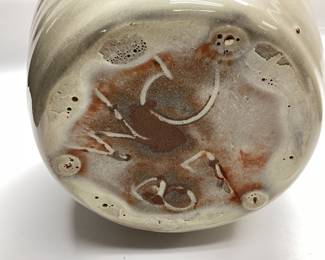 VINTAGE POTTERY BOWLS, DOUBLE HANDLE PITCHER/VASE AND PLANTER. ALL ARE SIGNED BY VARIOUS PEOPLE SEE PHOTOS