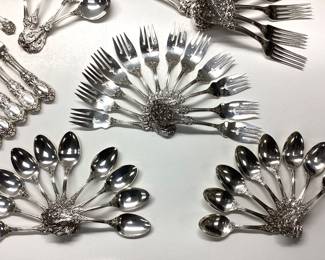  71pc STERLING SILVER REED AND BARTON FRANCIS I PATTERN FLATWARE. THIS LOT FEATURES STERLING SILVER REED AND BARTON FRANCIS I AN ORNATE, RENAISSANCE STYLE INSPIRED BY THE 16th CENTURY. AN INVESTMENT THAT GROWS WITH GENERATIONS. WEIGHTS ARE AS FOLLOWS. SOLID STERLING FLATWARE 2585.48 GRAMS, 5.7 lbs. STERLING SILVER HANDLE FLATWARE 861.83 GRAMS, 1.9 lbs. TOTAL COMBINED WEIGHT 3447.3 GRAMS, 7.6 lbs.