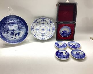 ROYAL COPENHAGEN SET OF 5 MINI PLATES, BLUE FLUTED FULL LACE PEDESTAL BOWL, 1969 IN THE OLD FARMYARD PLATE