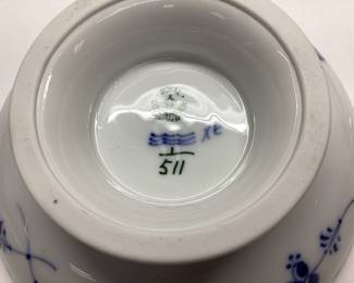 ROYAL COPENHAGEN SET OF 5 MINI PLATES, BLUE FLUTED FULL LACE PEDESTAL BOWL, 1969 IN THE OLD FARMYARD PLATE