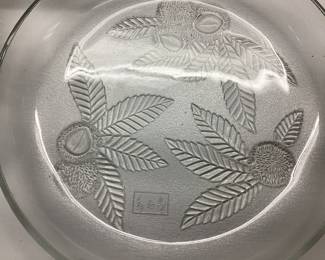 VTG. KIG 3 FOOTED PLATTER, ANCHOR HOCKING S SERVINGPLATTER, CHESTNUT LEAF PLATTER, MIKASA CRYSTAL BOWL FOSTERED PEACOCK PATTERN, HOYA CRYSTAL BOWL