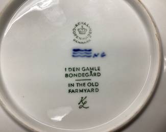 ROYAL COPENHAGEN SET OF 5 MINI PLATES, BLUE FLUTED FULL LACE PEDESTAL BOWL, 1969 IN THE OLD FARMYARD PLATE