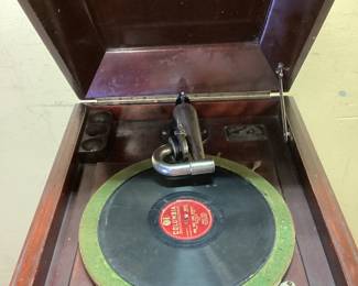 FUNCTIONAL ANTIQUE VICTROLA WITH RECORDS WONDERFUL ANTIQUE MODEL VV-X WITH RECORD COLLECTION. INCLUDES 11 RECORDS PICKUP ONLY NO SHIPPING