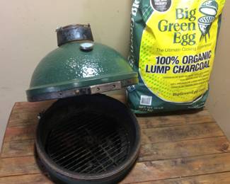 BIG GREEN EGG GRILL SMOKER BBQ IN WOODEN ROLLING CART w BAG OF 100% ORGANIC LUMP CHARCOAL NO SHIPPING PICKUP ONLY