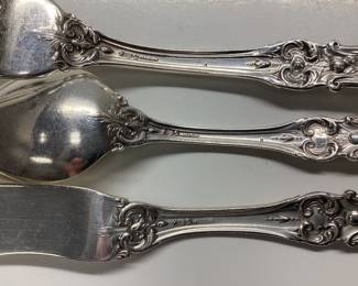  71pc STERLING SILVER REED AND BARTON FRANCIS I PATTERN FLATWARE. THIS LOT FEATURES STERLING SILVER REED AND BARTON FRANCIS I AN ORNATE, RENAISSANCE STYLE INSPIRED BY THE 16th CENTURY. AN INVESTMENT THAT GROWS WITH GENERATIONS. WEIGHTS ARE AS FOLLOWS. SOLID STERLING FLATWARE 2585.48 GRAMS, 5.7 lbs. STERLING SILVER HANDLE FLATWARE 861.83 GRAMS, 1.9 lbs. TOTAL COMBINED WEIGHT 3447.3 GRAMS, 7.6 lbs.