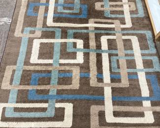 5x7 GEOMETRIC PATTERN INDOOR/OUTDOOR RUG WITH VICTORIAN FRAMED ART, GOLD GILT FRAME AND FLORAL ART