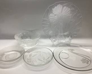 VTG. KIG 3 FOOTED PLATTER, ANCHOR HOCKING S SERVINGPLATTER, CHESTNUT LEAF PLATTER, MIKASA CRYSTAL BOWL FOSTERED PEACOCK PATTERN, HOYA CRYSTAL BOWL