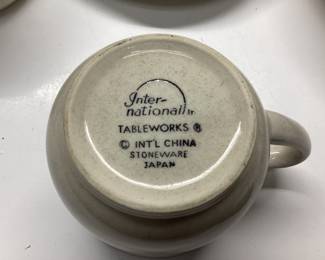 22 PIECE SET OF INTERNATIONAL HEARTLAND STONEWARE DINNER SET