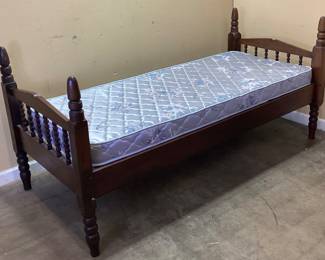 ANTIQUE JENNY LIND STYLE SPINDLE DAY BED NO SHIPPING PICKUP ONLY