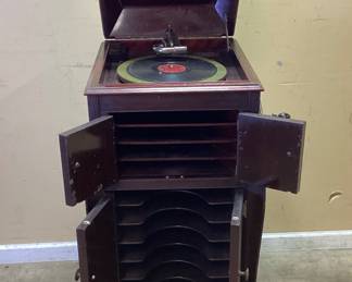 FUNCTIONAL ANTIQUE VICTROLA WITH RECORDS WONDERFUL ANTIQUE MODEL VV-X WITH RECORD COLLECTION. INCLUDES 11 RECORDS PICKUP ONLY NO SHIPPING
