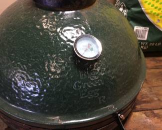 BIG GREEN EGG GRILL SMOKER BBQ IN WOODEN ROLLING CART w BAG OF 100% ORGANIC LUMP CHARCOAL NO SHIPPING PICKUP ONLY